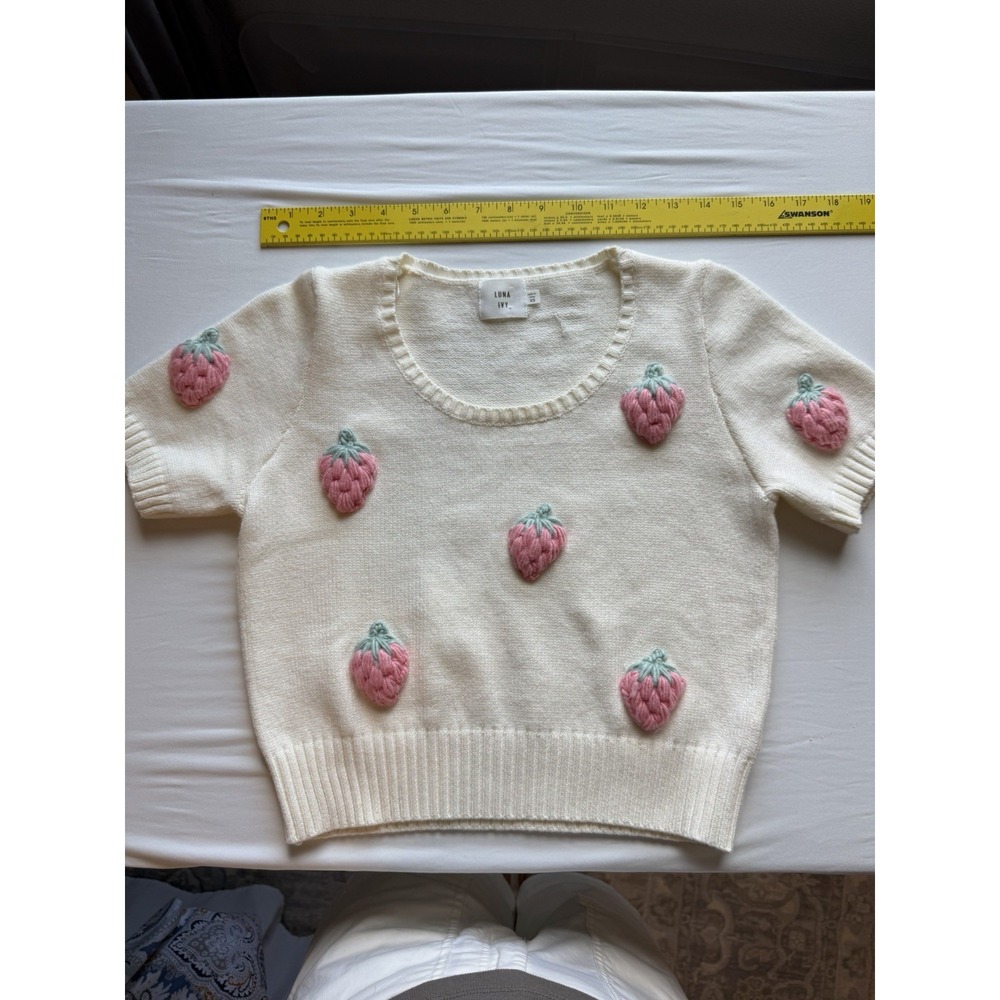 Luna Ivy Anthropologie 3D Strawberry Knit Crop Sweater Short Sleeve Cream XS EUC
